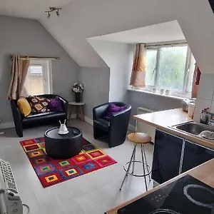 Apartment Cosy 2 Bedroom Flat - Sleeps 6 People - Close To Lewisham Dlr/train Station, London