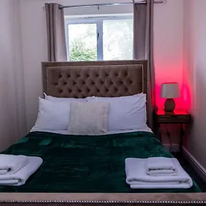 Apartment 3 Bedrooms House-sofabed-parking-bbqstove-garden, London