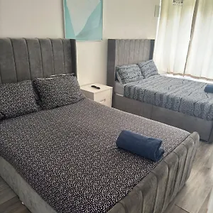Apartment New! Xtra Large 4 Bedroom Up To 12 Guests, London